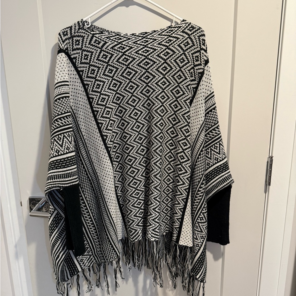 Bishop and Young Poncho sweater Size Medium